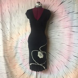 Black dress / white detail